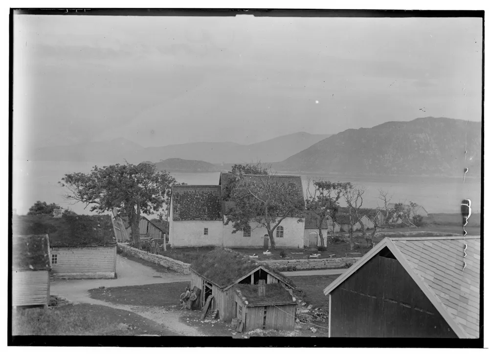 File:Giske kirke, Giske, Romsdals amt - fo30141510280013.jpg